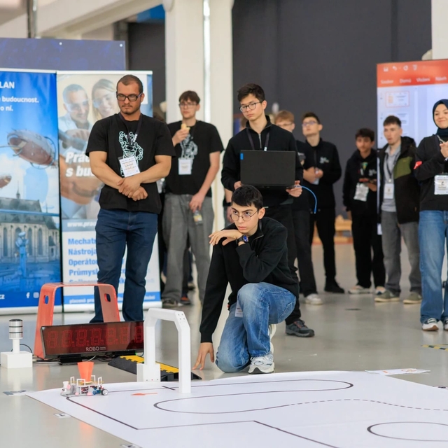 143 yıllık lisenin öğrencileri robot yarışmasında dünya 2'ncisi oldu; hedef...