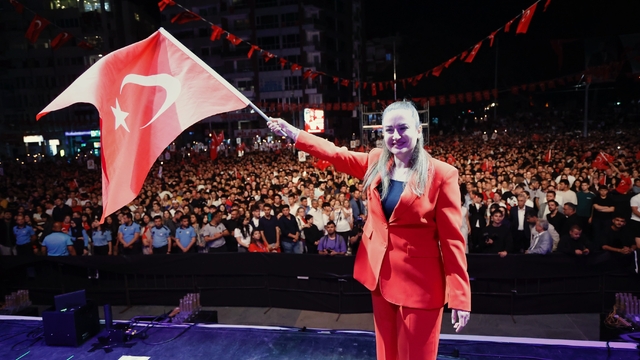 Büşra Özdemir: "Atatürk'ün Samsun'da yaktığı meşale gençliğin gözlerinde parıldıyor"
Antalya'da 19 Mayıs kutlaması: Gazapizm şarkılarıyla coşturdu