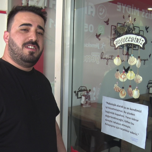 "Psikolojim bozuk" deyip dükkanı açmadı, cama astığı yazıyla dikkat çekti
"...