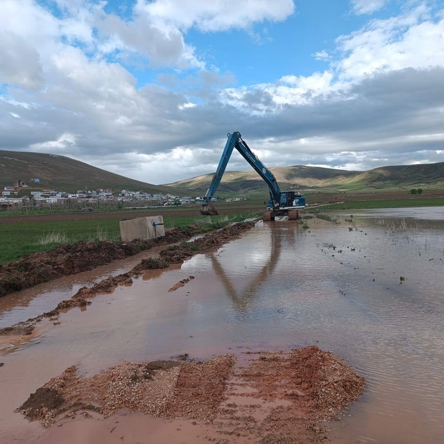 Demirözü'nde debisi yükselen derelerde çalışma başlatıldı