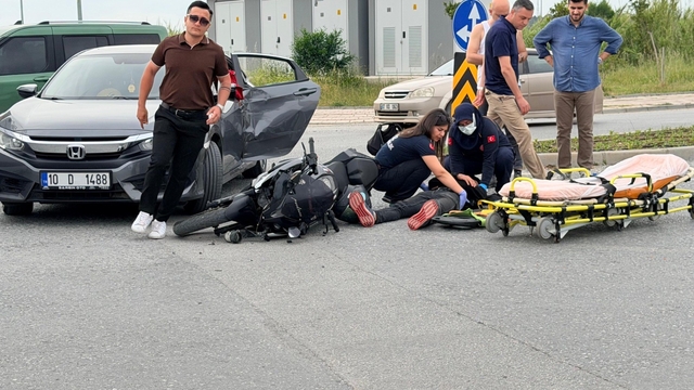 Antalya'da otomobil ile motosiklet çarpıştı: 1'i bebek 2 yaralı
