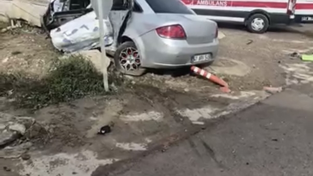 İzmit'te otomobil ile belediye otobüsü çarpıştı: 3 yaralı
Otomobil ile otobüsün çarpıştığı kazada sıkışan yaralıları itfaiye kurtardı