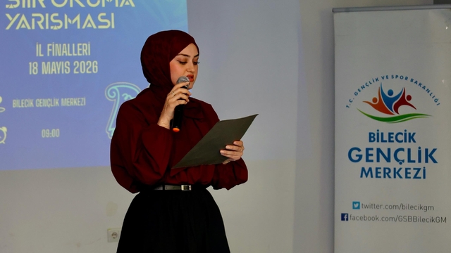 Şiir Okuma Yarışması'nda dereceye giren gençlere ödül