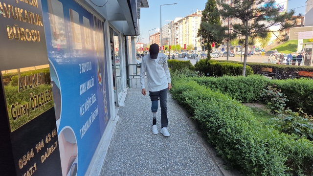 Bacağını kaybeden 15 yaşındaki çocuk, hayırseverler sayesinde özgürlüğüne kavuştu
Hayırseverlerin desteğiyle alınan protez ile yeniden yürümeye başladı