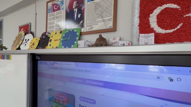 Anne kumru yuvasını okulun sınıfına kurdu
Sınıfın minik misafiri öğrencilerin neşe kaynağı oldu