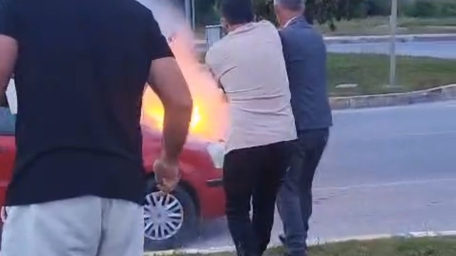 Seyir halindeki otomobil yandı, vatandaşlar yangın tüpleriyle yardıma koştu