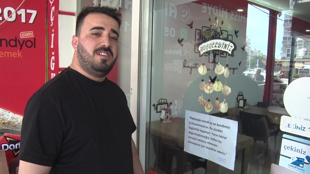 "Psikolojim bozuk" deyip dükkanı açmadı, cama astığı yazıyla dikkat çekti
"Psikolojik olarak kapalıyız, yarına düşünürüz, lütfen rahatsız etmeyin"
"Kendimizi iyi hissettiğimiz günlerde hizmete devam edeceğiz"
