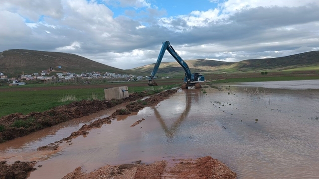 Demirözü'nde debisi yükselen derelerde çalışma başlatıldı