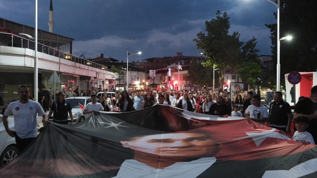 Gençlik coşkusu Sarıgöl sokaklarını aydınlattı