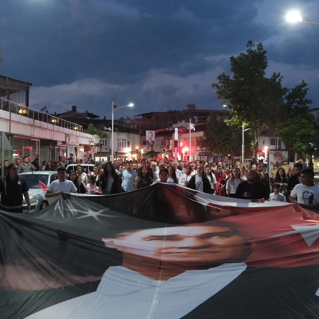 Gençlik coşkusu Sarıgöl sokaklarını aydınlattı