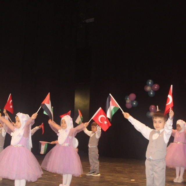 Mersin'de miniklerin sahne performansı ilgiyle izlendi