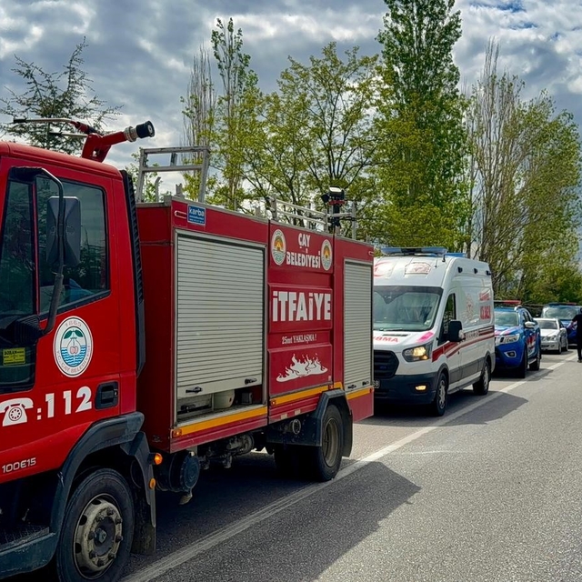 Minibüsün ağaca çarptığı kazada 2 kişi yaralandı