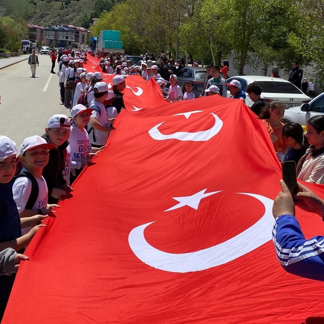 Bayburt'ta 'Gençlik Yürüyüşü' düzenlendi