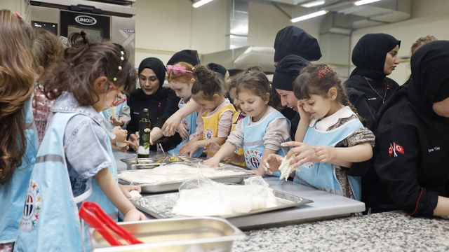 GİBTÜ mutfağında minik şeflerin Gastronomi yolculuğu