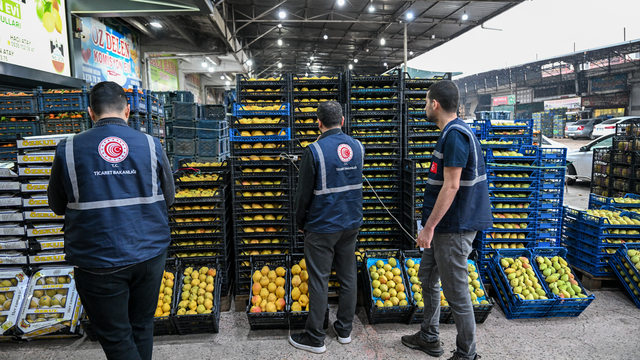 Adana'da meyve ve sebze toptancılarında denetim yapıldı