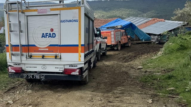 Kastamonu'da çöken ahırın enkazı altında kalan kadın ağır yaralandı