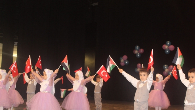 Mersin'de miniklerin sahne performansı ilgiyle izlendi