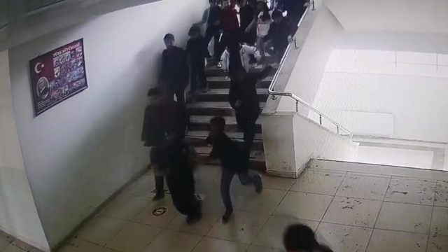Malatya'da okuldaki deprem paniği kamerada