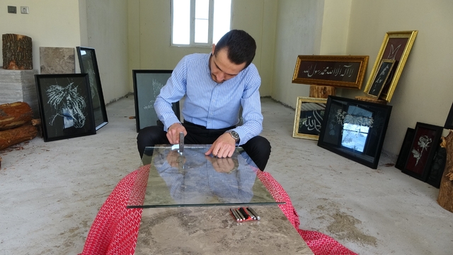 Camı çatlatarak sanata uzanan yolculuk
Sosyal medyadan gördü, cam kırma sanatı ile birbirinden farklı eserler ortaya çıkarıyor