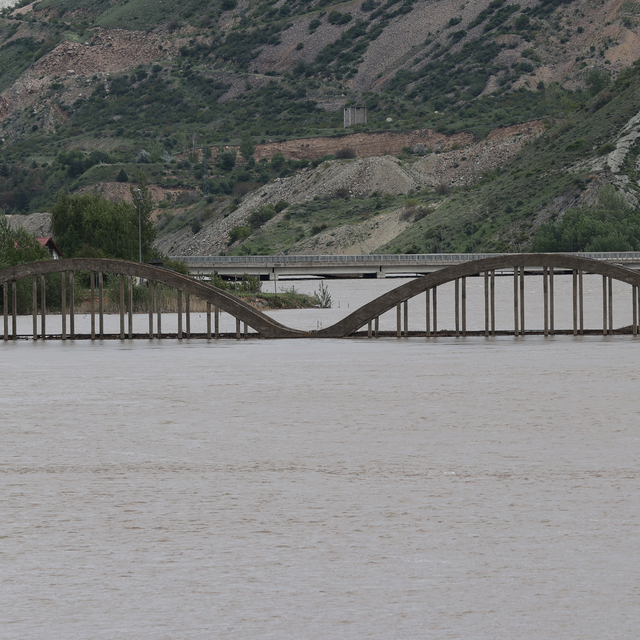 Sivas'ta Kelkit Nehri'nin taşmasıyla Akçağıl Köprüsü ve bazı seralar su alt...
