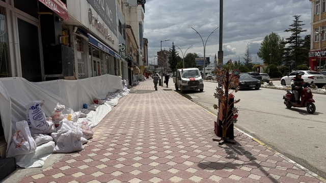 Almus Barajı'nda taşkın alarmı: Turhal'da esnaf kepenk kapattı