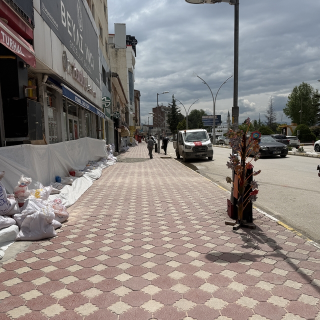 Almus Barajı'nda taşkın alarmı: Turhal'da esnaf kepenk kapattı