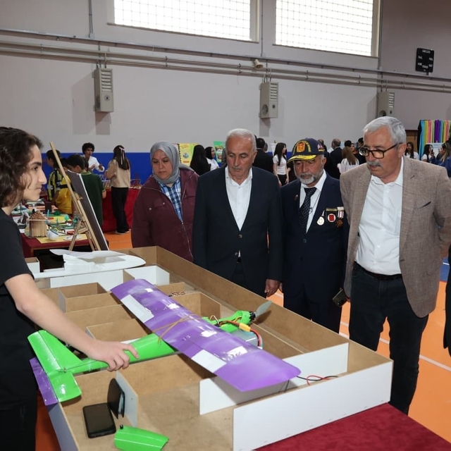 Bünyan Fen Lisesi'nde düzenlenen TÜBİTAK Bilim Fuarı'na yoğun ilgi