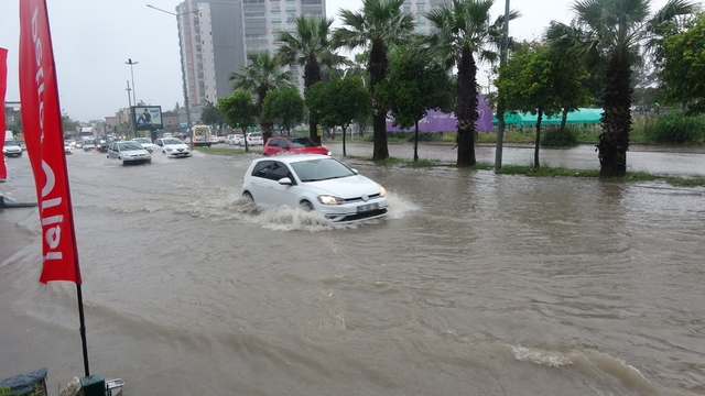 Adana'yı sağanak yağış vurdu, yollar göle döndü
