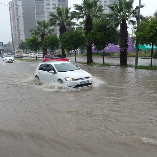 Adana'yı sağanak yağış vurdu, yollar göle döndü
