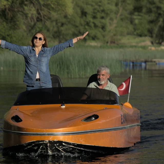 Kendi tasarımı teknesi ile turistlere nilüfer ve doğa gezisi sunuyor