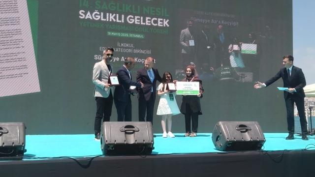 Sivaslı öğrenci Yeşilayın "Sağlıklı Nesil Sağlıklı Gelecek Yetenek Yarışması"nda birinci oldu