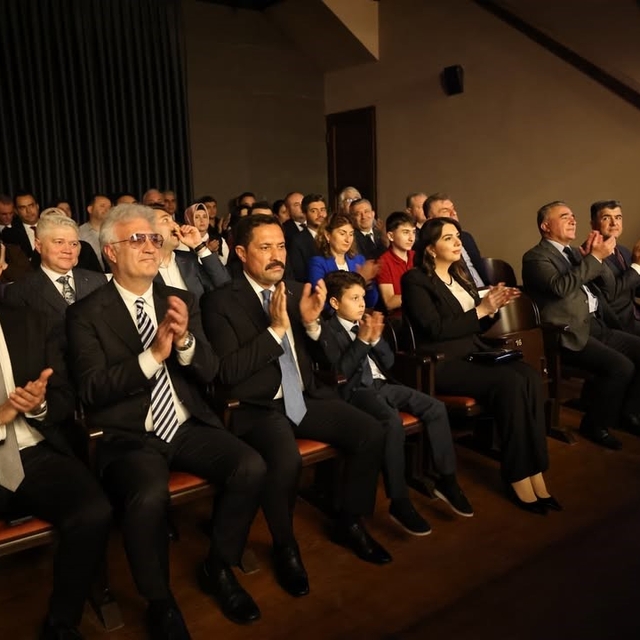Tarihe tanıklık eden meclis binasında ilk perde 'Bu Da Geçer Ya Hu' adlı ti...