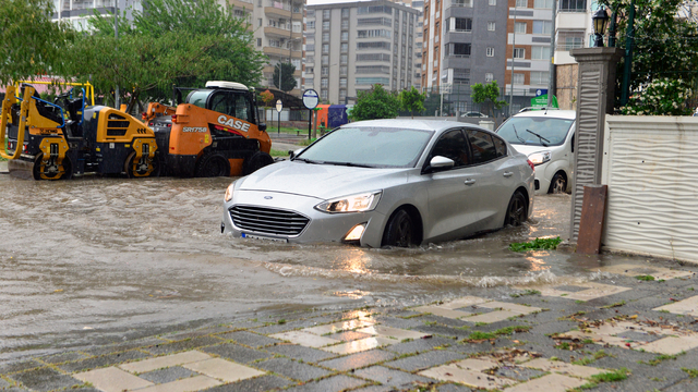 Adana'da sağanak nedeniyle yollar göle döndü