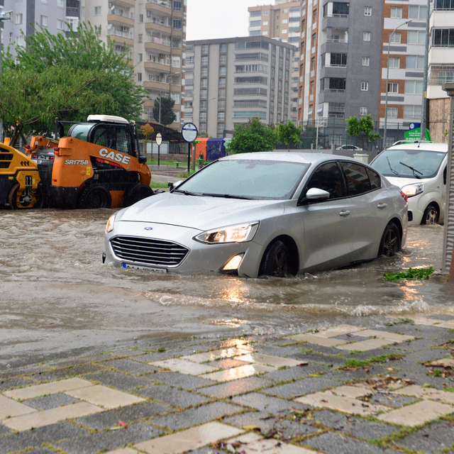 Adana'da sağanak nedeniyle yollar göle döndü