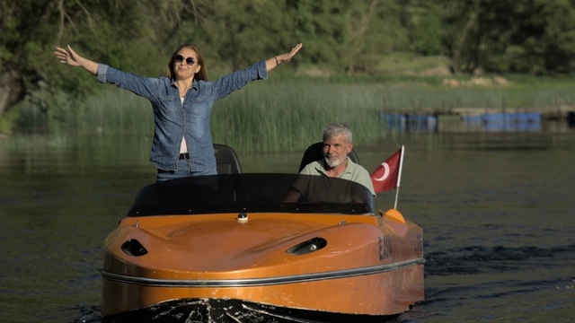 Kendi tasarımı teknesi ile turistlere nilüfer ve doğa gezisi sunuyor