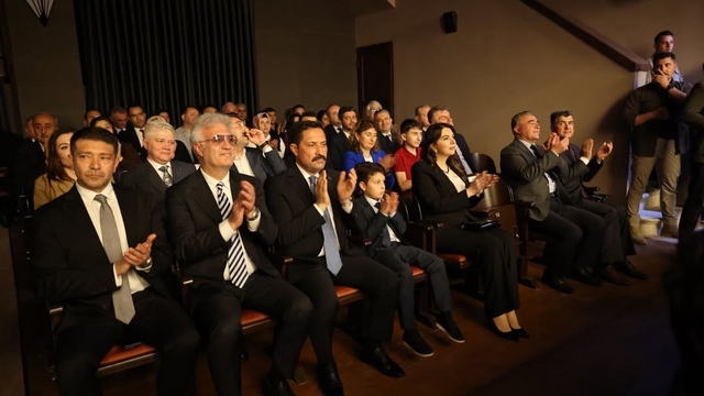 Tarihe tanıklık eden meclis binasında ilk perde 'Bu Da Geçer Ya Hu' adlı tiyatro oyunuyla açıldı