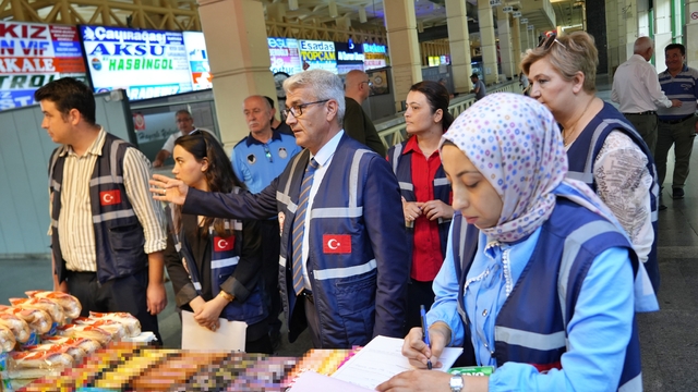 Antalya otogarında bayram öncesi bilet ve fiyat etiketi denetimi
Otobüs firmalarının gişelerinde satışa sunulan bilet fiyatları tek tek sorgulandı