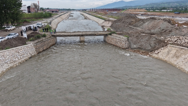 Tokat'ta taşkın riskine karşı bir köprü daha yıkılıyor
Tokat'ta sel ihtimaline karşı alınan tedbirler çerçevesinde yıkımı gerçekleştirilen köprü sayısı 7 oldu