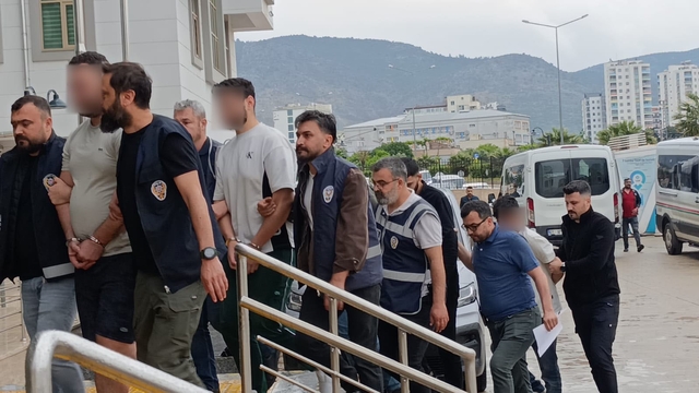 Kozan'da 5 cinayet şüphelisi adliyeye sevk edildi