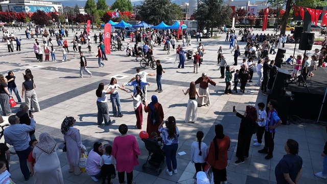 Anıtpark meydanı kutlamaların adresi oldu
Belediye bandosu etkinliklere renk kattı