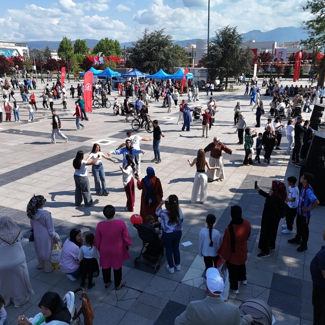 Anıtpark meydanı kutlamaların adresi oldu
Belediye bandosu etkinliklere ren...