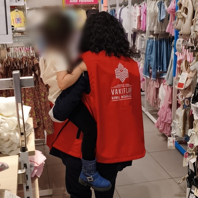 Yetim ve öksüz çocuklara bayramlık hediyesi