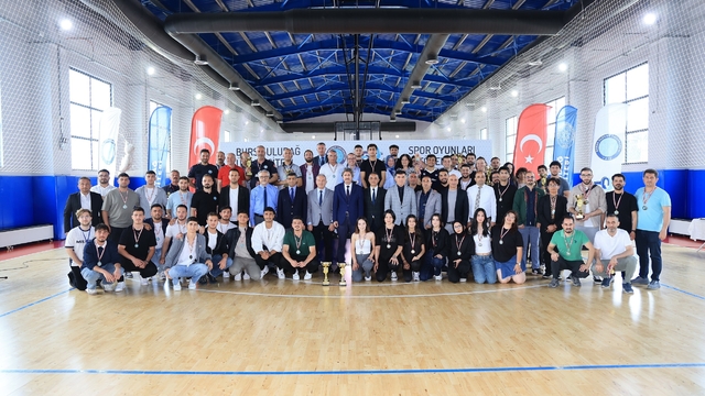 BUÜ Spor Oyunları'nda şampiyonlar kürsüye çıktı