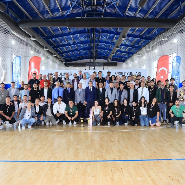 BUÜ Spor Oyunları'nda şampiyonlar kürsüye çıktı