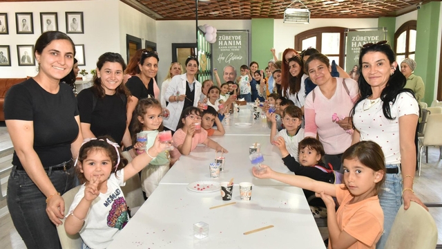 Kepez'de anne ve çocuklar renkli mum atölyesine katıldı