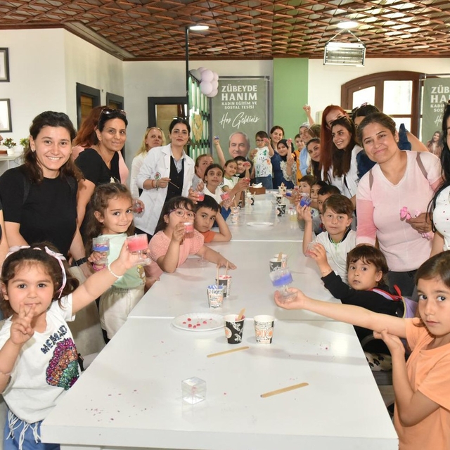 Kepez'de anne ve çocuklar renkli mum atölyesine katıldı