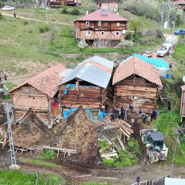 Göçen ahırın altında kalan kadın hayatını kaybetti, çok sayıda hayvan telef...