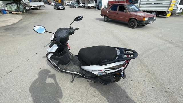 Motosiklet sürücüsünün yaralandığı kaza kameraya yansıdı