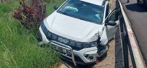 Otoyol'da direksiyon başında uyuduğu iddia edilen sürücü bariyerlere çarptı...