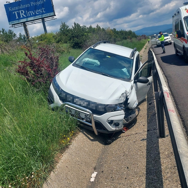Otoyol'da direksiyon başında uyuduğu iddia edilen sürücü bariyerlere çarptı...